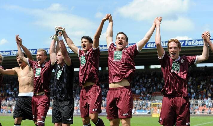U19 Junioren Fussball Bundesliga : Saison 2010 2011 Endrunde um die Deutsche Meisterschaft TSV 1860 Muenchen - 1 FC Kaiserslautern 12.06.2011 JUBEL nach dem Sieg vom 1FC Kaiserslautern 