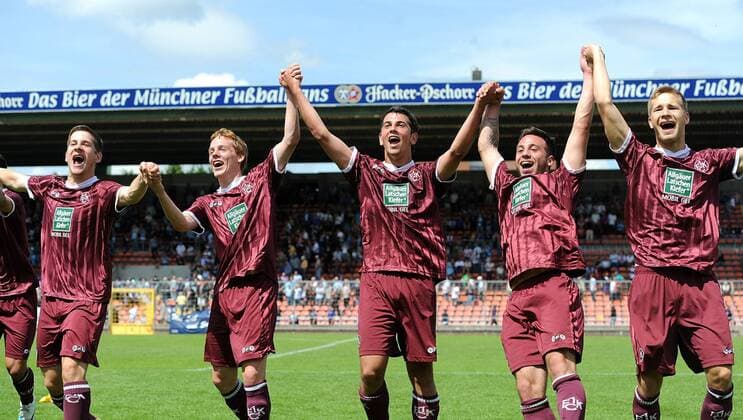 U19 Junioren Fussball Bundesliga : Saison 2010 2011 Endrunde um die Deutsche Meisterschaft TSV 1860 Muenchen - 1 FC Kaiserslautern 12.06.2011 JUBEL nach dem Sieg vom 1FC Kaiserslautern 