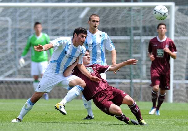 U19 Junioren Fussball Bundesliga : Saison 2010 2011 Endrunde um die Deutsche Meisterschaft TSV 1860 Muenchen - 1 FC Kaiserslautern 12.06.2011 Kevin Volland (li, TSV 1860 Muenchen) gegen Philipp Klement (re, 1FC Kaiserslautern) 