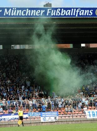 U19 Junioren Fussball Bundesliga : Saison 2010 2011 Endrunde um die Deutsche Meisterschaft TSV 1860 Muenchen - 1 FC Kaiserslautern 12.06.2011, Rauchbombe im Gruenwalder Stadion  o0 Pyrotechnik totale