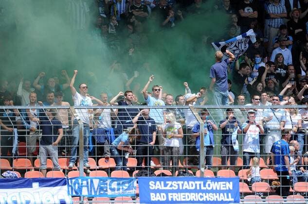 U19 Junioren Fussball Bundesliga : Saison 2010 2011 Endrunde um die Deutsche Meisterschaft TSV 1860 Muenchen, 12.06.2011 Fankuve des TSV 1860 Muenchen mit einer Rauchbombe im Gruenwalder Stadion  o0 Pyrotechnik totale Fan