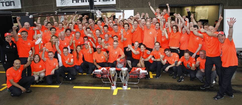 Motorsports: FIA Formula One World Championship 2011, Grand Prix of Canada, team of Vodafone McLaren Mercedes celebrates victory of Jenson Button (GBR, Vodafone McLaren Mercedes), xHOCHxZWEIx o0 Sieg, Sieger totale Pokal, Trophäe Objekte Mechaniker, Techniker, Crew