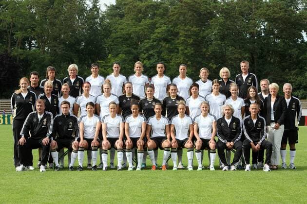 12.06.2010, Frauenfußball-Nationalmannschaft, Mannschaftsfoto Kader für WM 2011. Hintere Reihe (von links): Assistenz-Trainerin Ulrike Ballweg, Trainerin Silvia Neid, Ariane Hingst, Verena Faißt, Saskia Bartusiak, Lira Bajramaj, Inka Grings, Martina Müller, Physiotherapeutin Christel Arbini, Arzt Dr. Bernd Lasarzewski; Mittlere Reihe (von links): Team-Administratorin Patrizia Hell, Torwart-Trainer Michael Fuchs, Physiotherapeutin Doreen Krüger, Alexandra Popp, Birgit Prinz, Kim Kulig, Almuth Schult, Ursula Holl, Nadine Angerer, Linda Bresonik, Kerstin Garefrekes, Simone Laudehr, Zeugwartin Lisa Hirschberger, Busfahrer Armin Schuster, Managerin Doris Fitschen, Zeugwart Matthias Lau; Vordere Reihe (von links): Arzt Ulrich Schmieden, Videoanalyst Jan Heidermann, Annike Krahn, Melanie Behringer, Celia Okoyino da Mbabi, Lena Goeßling, Babett Peter, Bianca Schmidt, Koch Bernhard Reiser, Psycho
