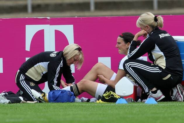 12.06.2010, Frauenfußball-Nationalmannschaft, Training, Lehrgang in Neu-Isenburg. Birgit Prinz verletzt. Links Physiotherapeutin Christel Arbini.
