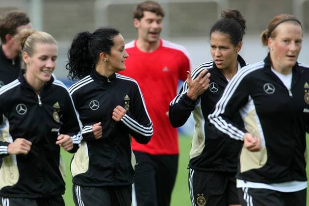 12.06.2010, Frauenfußball-Nationalmannschaft, Training, Lehrgang in Neu-Isenburg. Lira Bajramaj (L), Celia Okoyino da Mbabi.