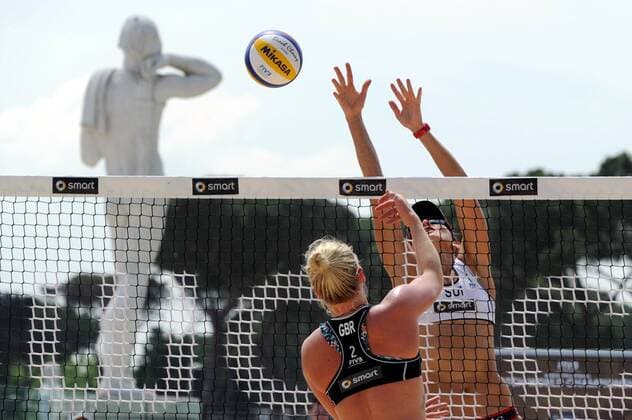 BEACHVOLLEYBALL - FIVB WM 2011 ROM,ITALIEN,13.JUN.11 - DIVERS, BEACH VOLLEYBALL - FIVB Weltmeisterschaft, Damen. Bild zeigt Shauna Mullin (GBR) und Simone Kuhn (SUI). 