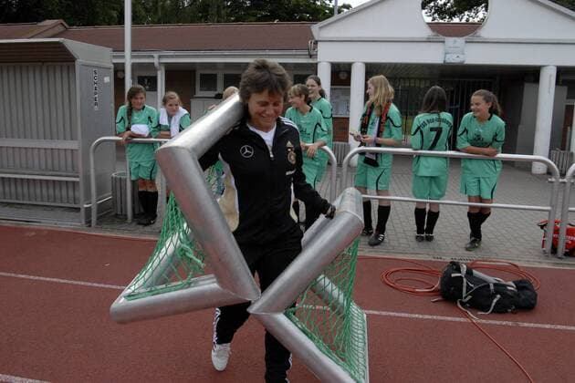 12.06.2011 FIFA Frauen WM Training in Neu-Isenburg Einzelbild Assistenztrainerin Ulrike Ballweg (GER) trägt gleich zwei Minitore