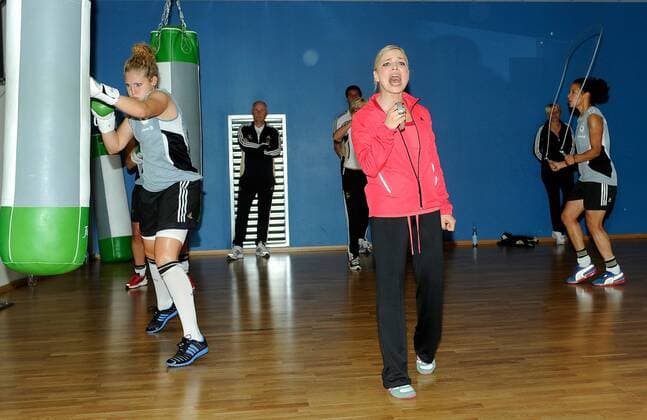 Die ehemalige Boxweltmeisterin Regina HALMICH (GER, vorne Mi.)schreit Anweisungen; Fussball Nationalmannschaft Frauen Training mit Boxweltmeisterin Regina Halmich , am 13.06.2011 in Frankfurt am Main Deutschland,