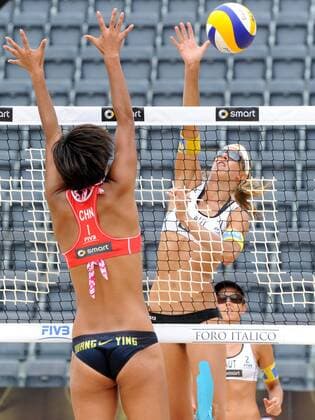 BEACHVOLLEYBALL - FIVB WM 2011 ROM,ITALIEN,13.JUN.11 - DIVERS, BEACH VOLLEYBALL - FIVB Weltmeisterschaft, Damen. Bild zeigt Ying Huang (CHN) Stefanie Schwaiger und Doris Schwaiger (AUT). 