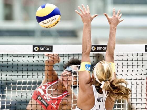 BEACHVOLLEYBALL - FIVB WM 2011 ROM,ITALIEN,13.JUN.11 - DIVERS, BEACH VOLLEYBALL - FIVB Weltmeisterschaft, Damen. Bild zeigt Ying Huang (CHN) und Stefanie Schwaiger (AUT). 