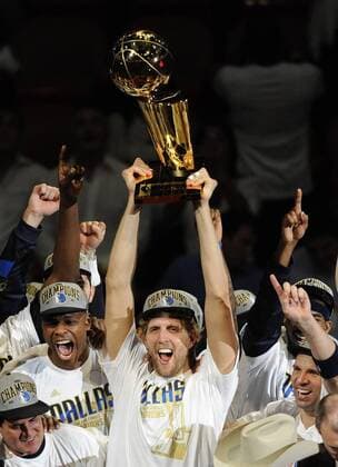 12 June 2011: Dallas Mavericks Dirk Nowitzki and f.l.: Mark Cuban, Brandon Haywood and Jason Kidd celebrate the defeat of the Miami Heat following game 6 of the NBA Basketball Herren USA Finals between the Dallas Mavericks at the Miami Heat at the American Airlines Arena in Miami, Florida. NBA Basketball Herren USA JUN 12 NBA Basketball Herren USA Finals - Game 6 - Mavericks at Heat Icon35811061204846 EDITORIAL USE ONLY