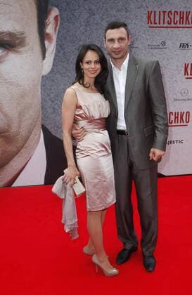 Vitali Klitschko mit seiner Ehefrau Natalia Klitschko bei der Premiere des Dokumentarfilmes Klitschko in Essen am 14.06.2011 Klitschko Premiere Essen 2011  Frau Familie privat