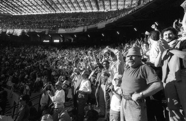 Argentinische Fans bei der WM 1990 in Mailand Fan Publikum Totale Jubel Freude Stadion Sportstätte San Siro Stadion Giuseppe Meazza Italien