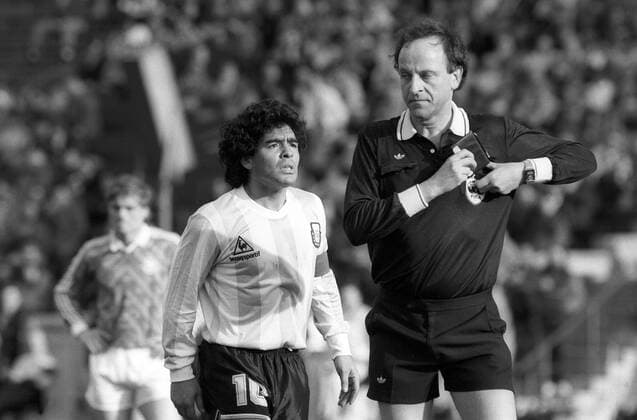 Diego Armando Maradona (Argentinien) reklamiert bei Schiedsrichter Kurt Röthlisberger (Schweiz) Aktion reklamieren, beschweren meckern