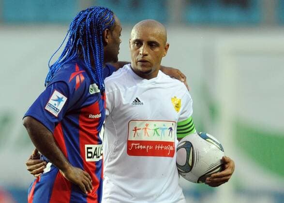 MOSCOW, RUSSIA. JUNE 14, 2011. FC Anzhi Makhachkala s Roberto Carlos (white), CSKA Moscow s Vagner Love (blue) seen in a 2011 2012 season Russian Premier League round 13 football game, at Arena Khimki.  RE0E8B8D