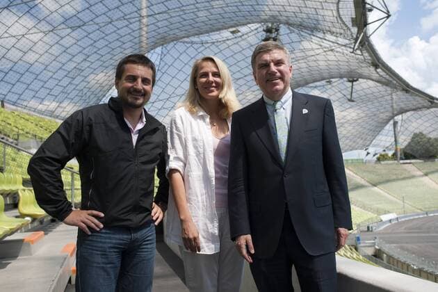 Die FDP München läd zu einer Olympiastadion Dachtour mit Rodelolympiasieger Georg Hackl (L), DOSB NOK Präsident Dr. Thomas Bach und der FDP Sportpolitikerin Julia Sand. - Olympiapark, München. 15.06.2011 o0 politik, people