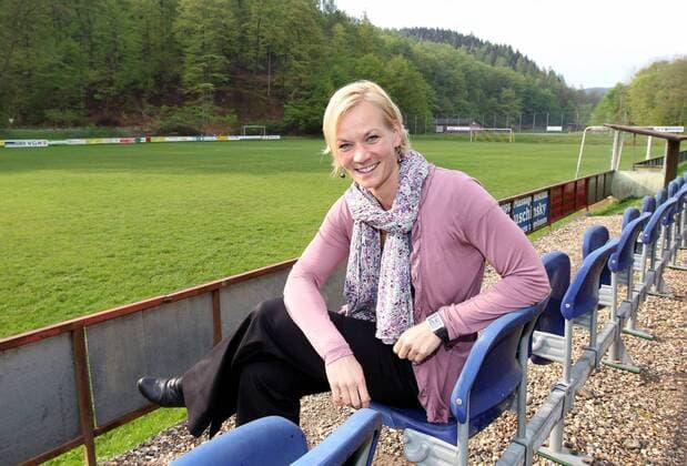 FIFA Schiedsrichterin Bibiana Steinhaus auf dem Sportplatz des SV Bad Lauterberg