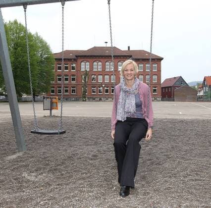 FIFA Schiedsrichterin Bibiana STEINHAUS auf dem Schulhof ihrer ehemaligen Grundschule in Bad Lauterberg am 27.04.2011