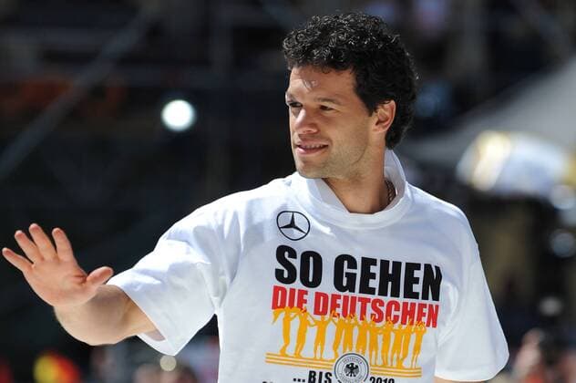 Nationalspieler Michael BALLACK winkt auf der Bühne vor dem Brandenburger Tor Empfang der Deutschen Fussball-Nationalmannschaft DFB-Elf auf der Fanmeile am Brandenburger Tor in Berlin, Vizeeuropameister, 30.06.2008. Euro 2008,Euro2008,Fussball EM 2008 o0 Empfang Schriftzug So gehen die Deutschen Abgang Abschied
