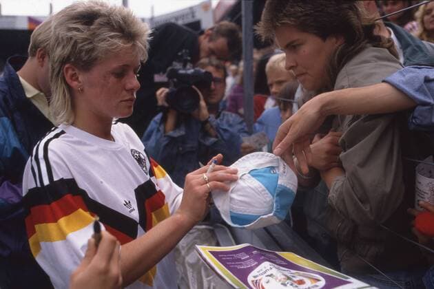 Silvia NEID, Deutschland, Fussball-Nationalspielerin, schreibt Autogramme für ihre Fans, Finale Endspiel BRD Deutschland - Norwegen 4:1, Frauen Fussball EM Europameisterschaft 1989, 02.07.1989.