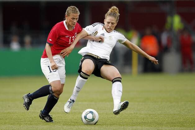 Fussball, Länderspiel, Frauen, Deutschland vs. Norwegen, Kim Kulig (GER, re), Madeleine Giske (NOR, li)