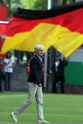 Bundestrainerin Silvia Neid (GER) läuft ein o0 Objekte Fahne Nationalfahne Deutschlandfahne Einzelbild Freisteller Mainz