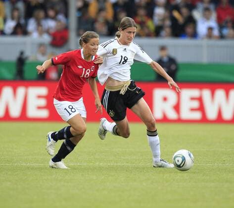 16.06.2011, Mainz - Freundschaftsspiel 2011 - Deutland vs Norwegen 3:0 --- Guro Knutsen Miena, Kerstin Garefrekes,