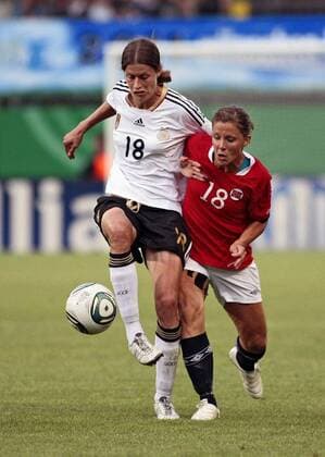 Zweikampf zwischen v.l. Kerstin Garefrekes (Deutschland) und Guro Knutsen Mienna (Norwegen) Frauenfussball Testspiel zur FIFA Frauen Weltmeisterschaft, Deutschland - Norwegen, 16.06.2011, Stadion am Bruchweg Mainz,