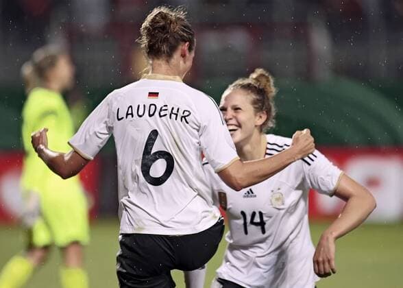 Jubel bei v.l. Simone Laudehr (Deutschland) und Kim Kulig (Deutschland) nach dem Tor zum 1:0. Frauenfussball Testspiel zur FIFA Frauen Weltmeisterschaft, Deutschland - Norwegen, 16.06.2011, Stadion am Bruchweg Mainz,