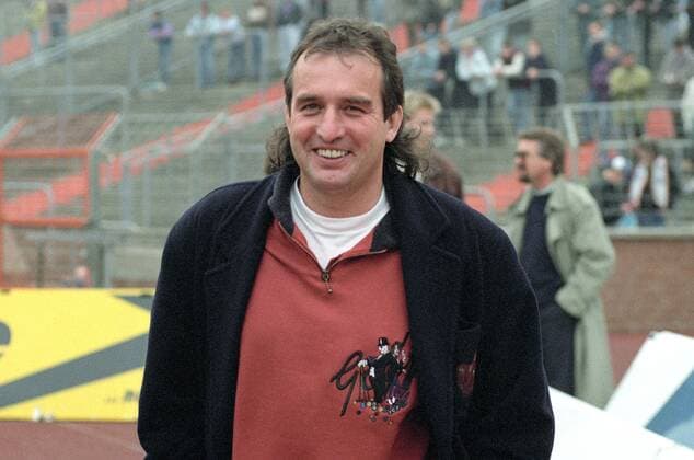 Aus 2. BL Saison 1990 1991 TSV Havelse (Rot) gegen Schalke 04 1:2 am 09.03.1991 im Niedersachsenstadion. Im Foto: TSV Havelse Trainer Karl-Heinz Mrosko. Porträt
