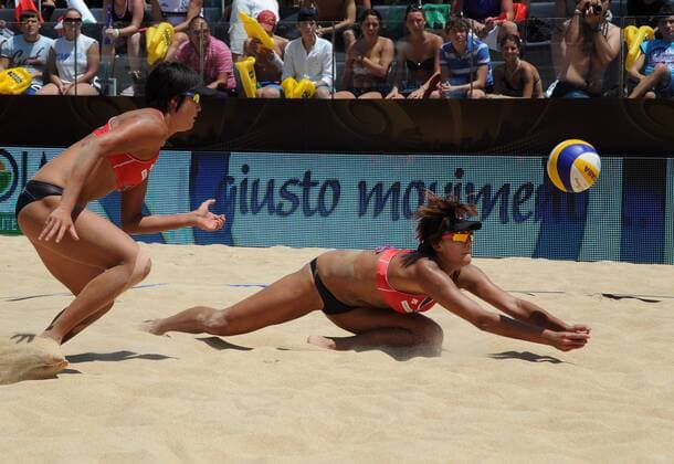 Chinese player Xue Chen saves the ball during the women s round 16 match between China s pair Xue Chen Zhang Xi at the 2011 FIVB Beach Volleyball World Championships in Rome - 