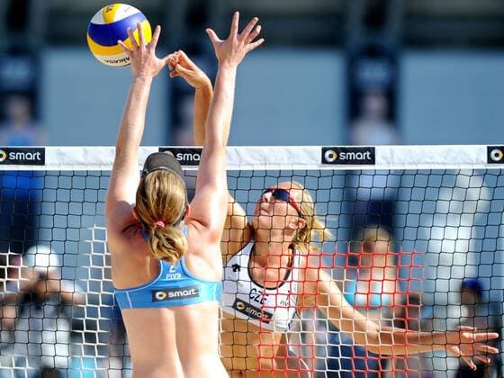 BEACHVOLLEYBALL - FIVB WM 2011 ROM,ITALIEN,17.JUN.11 - DIVERS, BEACH VOLLEYBALL - FIVB Weltmeisterschaften, Damen. Bild zeigt Julia Sude (GER) und Hana Klapalova (CZE). 