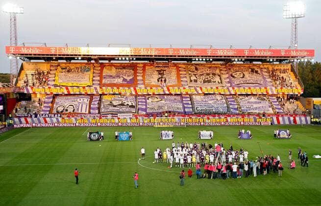 FUSSBALL - A.Wien vs All Stars, Testspiel WIEN,AUSTRIA,17.JUN.11 - FUSSBALL - tipp3 Bundesliga powered by T-Mobile, 100-Jahre-Jubilaeumsspiel, FK Austria Wien vs LuisFigo Foundation Allstars. Bild zeigt Fans und die Spieler der beiden Mannschaften in der Generali Arena.  o0 totale Sportstätte Stadion