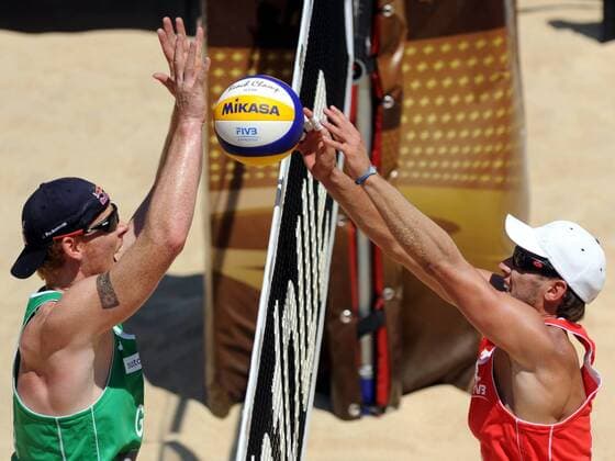 BEACHVOLLEYBALL - FIVB WM 2011 ROM,ITALIEN,18.JUN.11 - DIVERS, BEACH VOLLEYBALL - FIVB Weltmeisterschaften, Herren. Bild zeigt Jonas Reckermann (GER) und Grzegorz Fijalek (POL). 
