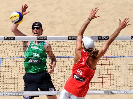 BEACHVOLLEYBALL - FIVB WM 2011 ROM,ITALIEN,18.JUN.11 - DIVERS, BEACH VOLLEYBALL - FIVB Weltmeisterschaften, Herren. Bild zeigt Jonas Reckermann (GER) und Mariusz Prudel (POL). 
