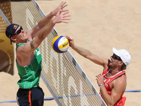 BEACHVOLLEYBALL - FIVB WM 2011 ROM,ITALIEN,18.JUN.11 - DIVERS, BEACH VOLLEYBALL - FIVB Weltmeisterschaften, Herren. Bild zeigt Jonas Reckermann (GER) und Grzegorz Fijalek (POL). 