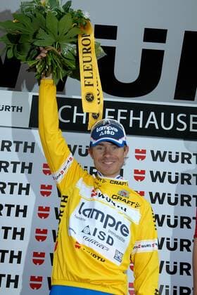 Damiano CUNEGO ( ITA Lampre - ISD ) verteidigt auch auf der 8. und vorletzten Etappe sein Goldtrikot des Gesamtführenden und ist nun kurz vor dem Gesamtsieg der 75. Tour de Suisse - Podium - Siegerehrung - Event: Tour de Suisse - Tour of Switzerland 2011 - 8. Etappe - Tübach nach Schaffhausen 167.3 km - Location: Schaffhausen - Schweiz - Europa - Datum: 18.06.2011 - Contact