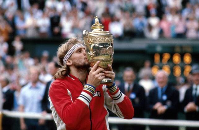 BJÃ–RN BORG celebrates winning the 1980 Wimbledon Tennis Championships Men s Singles Final by kissing the trophy xLeoxmasonx  ActionPlus800702 o0 Sieg Siegerehrung Pokal TrophÃ¤e Objekte Kuss