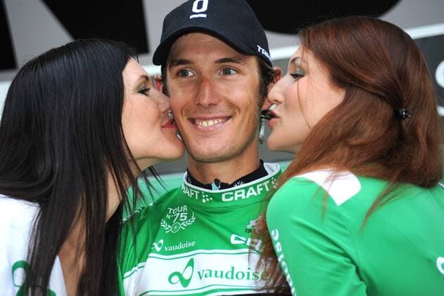 Tour de Suisse, 8. Etappe, Tubach - Schaffhausen --- Andy Schleck (Leopard Trek) im grünen Trikot des Führenden in der Bergwertung  o0 Aufmacher Hostess, Hostessen, Frau, girl Kuss