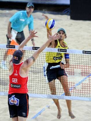 BEACHVOLLEYBALL - FIVB WM 2011 ROM,ITALIEN,18.JUN.11 - DIVERS, BEACH VOLLEYBALL - FIVB Weltmeisterschaften, Herren. Bild zeigt Jonas Reckermann (GER) und Emauel (BRA). 