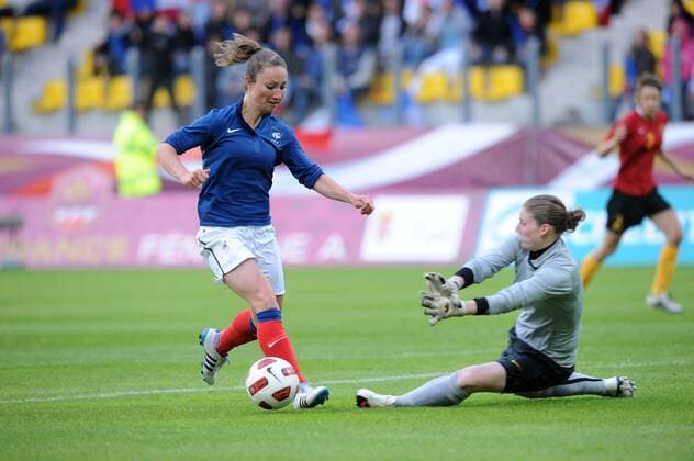 Football : France Belgique - Match amical - 18.06.2011 Gaëtane Thiney (France) Sofie Van Houtven (Belgique) Football : France Belgique - Match amical - 18.06.2011 N.LeGouic FEP Panoramic 