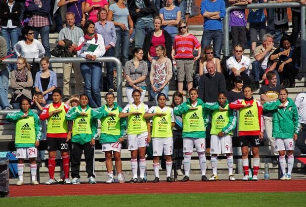zje123 18.6.2011 Frauen WM Testspiel Mexiko - Regionalauswahl v.l. Monica Ocampo Cecilia Santiago Charlyn Corral Monica Alvarado Natali Vinti Kenti Robles Nayeli Rangel Maribel Dominguez Pamela Tajonar Guadalupe Worbis Hymne, Nationalhymne Patriotismus