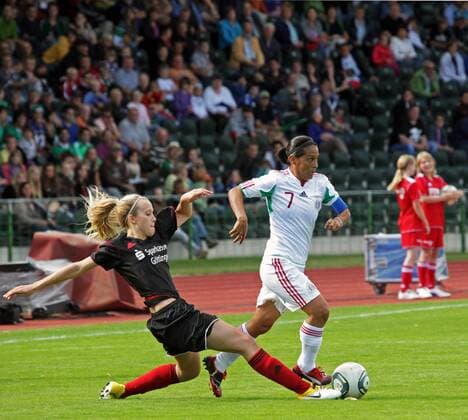zje123 18.6.2011 Frauen WM Testspiel Mexiko - Regionalauswahl Regionalauswahlspielerin Christina Stehl gegen Mexikos Evelyn Lopez