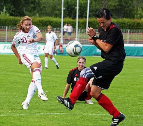 zje123 18.6.2011 Frauen WM Testspiel Mexiko - Regionalauswahl Regionalauswahlspielerin Meike Lüttich gegen Mexikos Dinora Garza