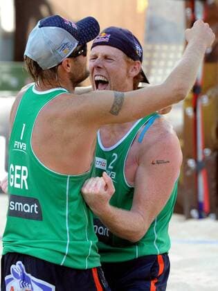 BEACHVOLLEYBALL - FIVB WM 2011 ROM,ITALIEN,19.JUN.11 - DIVERS, BEACH VOLLEYBALL - FIVB Weltmeisterschaften, Herren. Bild zeigt den Jubel von Jonas Reckermann und Julius Brink (GER). 
