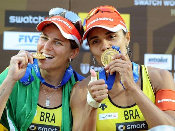 BEACHVOLLEYBALL - FIVB WM 2011 ROM,ITALIEN,19.JUN.11 - DIVERS, BEACH VOLLEYBALL - FIVB Weltmeisterschaften, Damen, Siegerehrung. Bild zeigt Juliana Felisberta und Larissa Franca (BRA). Keyword: Medaille.  o0 Objekte o00 Sieg Weltmeister