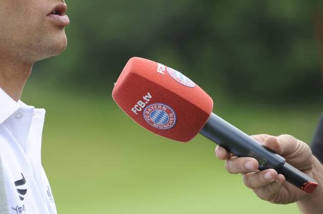 Thomas MÜLLER spricht in ein Mikrofon FCB TV,FC Bayern TV,Vereinssender,FC Bayern München. o0 Objekte Mikro Mikrofon Logo, Emblem, Vereinslogo, Vereinsemblem Interview