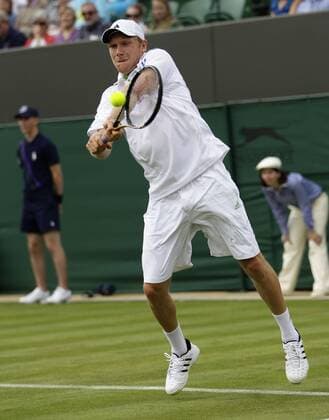 Wimbledon Championships 2011,AELTC,London, ITF Grand Slam Tennis Tournament . Spieler Matthias Bachinger (GER),Einzelbild,Aktion,Ganzkörper,Hochformat,