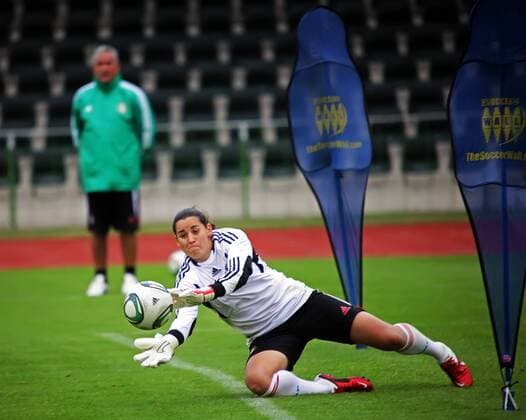 zje123 21.6.2011 Frauen WM, Göttingen, Training von Mexiko: Torfrau Erika Vanegas Hinten Trainer Leonardo Cuellar