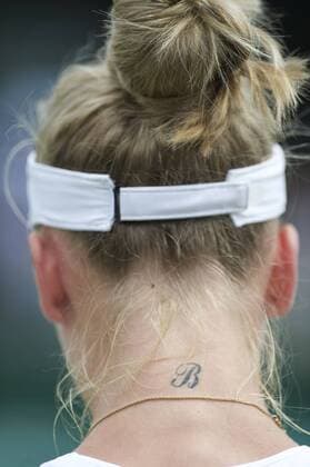 Tennis: Wimbledon Championship 2011, Naomi Broady (GRB) with a letter B tattooed on her neck during the Ladies Singles 1st Round on day two of the Wimbledon Lawn Tennis Championships at the All England Lawn Tennis and Croquet Club. xHOCHxZWEIx  o0 Hals Nacken Körperteile Tattoo, Tätowierung, tätowiert, Buchstabe